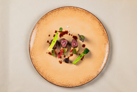 Elnienos išpjova su spanguolių padažu