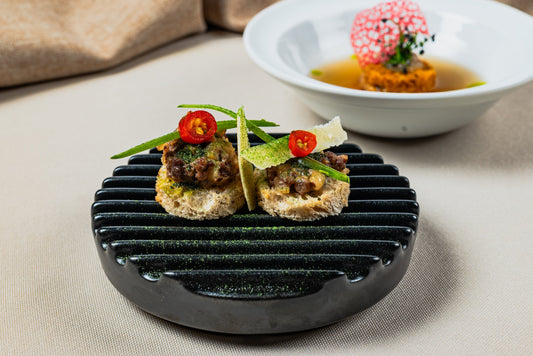 Traški brusketa su stirniena ir žvėrienos sultiniu