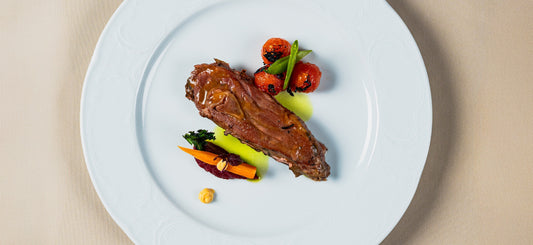 Šernienos pjausnys su kadagio uogų padažu