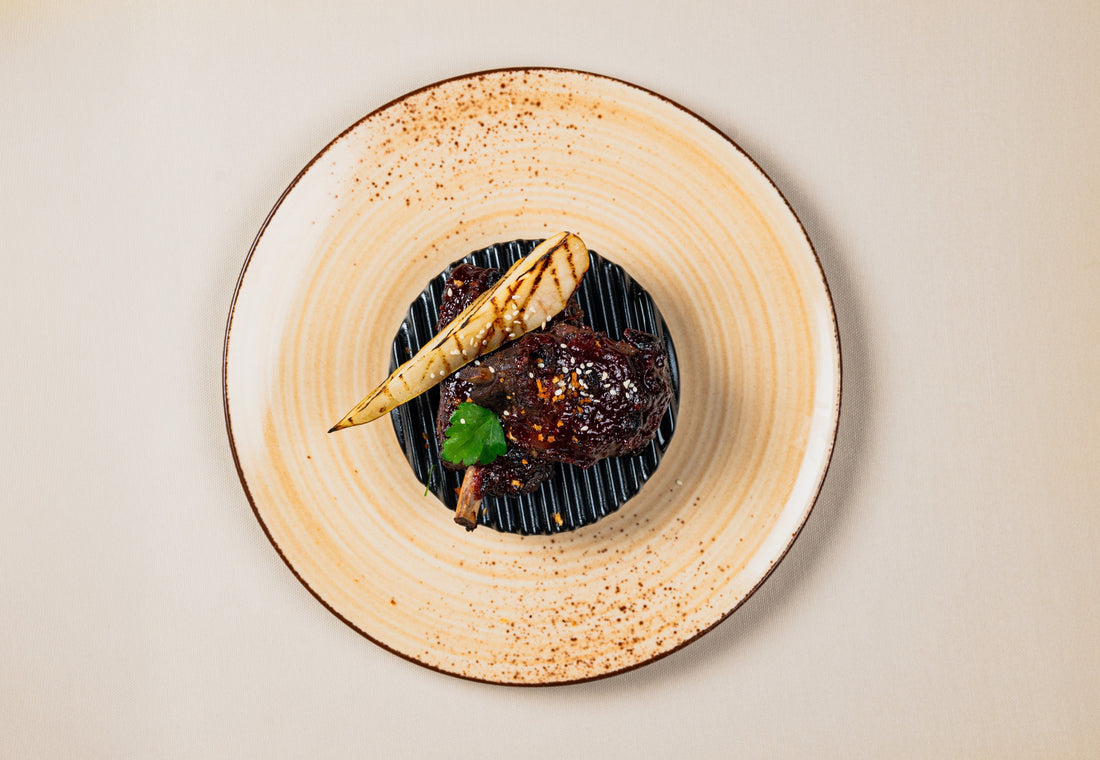 Šernienos šonkauliai su juodųjų serbentų padažu