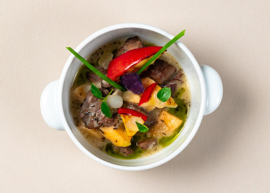 Briedienos troškinys su džiovintais obuoliais