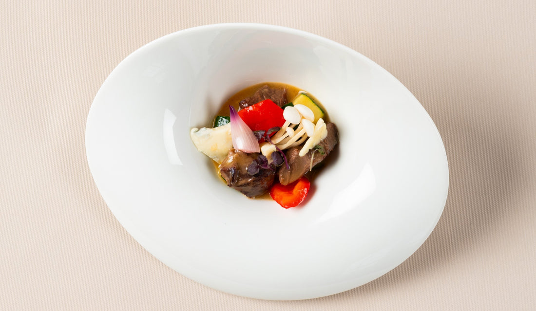 Troškinta elniena su pelėsiniu sūriu ir raudono vyno padažu