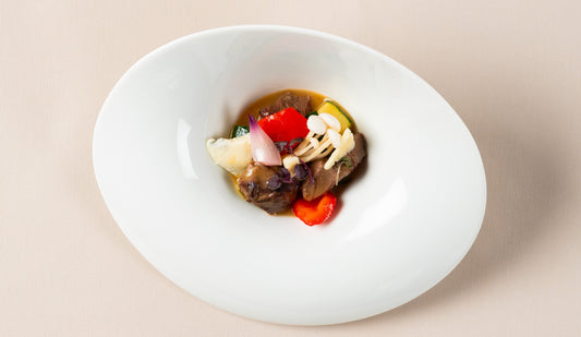 Troškinta elniena su pelėsiniu sūriu ir raudono vyno padažu